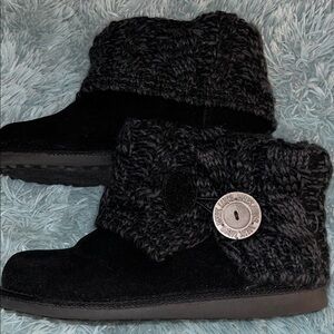 MUK LUKS BLACK SUEDED KNIT BOOTIES w BUTTON SIZE 8 EUC